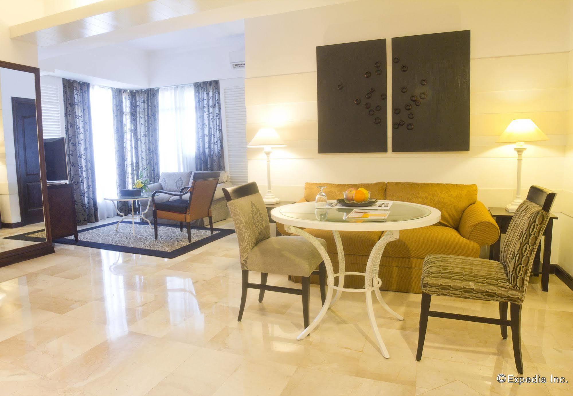 โรงแรม วิเวียร์ Muntinlupa City ภายนอก รูปภาพ